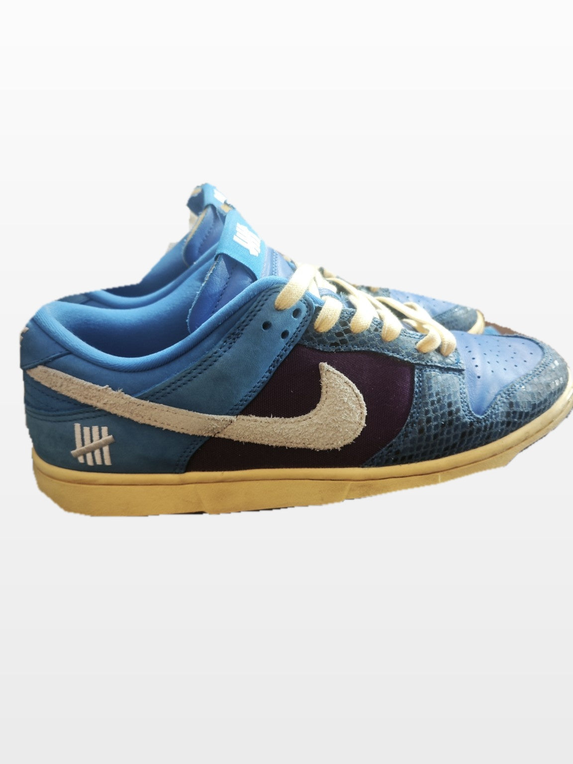 Photo réelle - profil latéral sneaker sur fond blanc