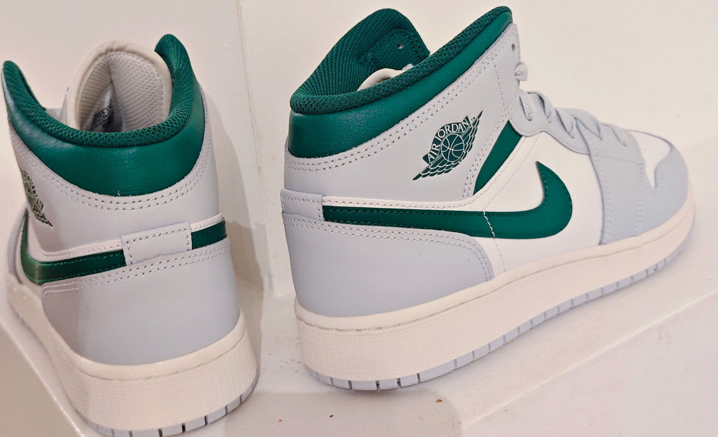 JORDAN 1 MID BLANC PUR PLATINUM PINE VERT