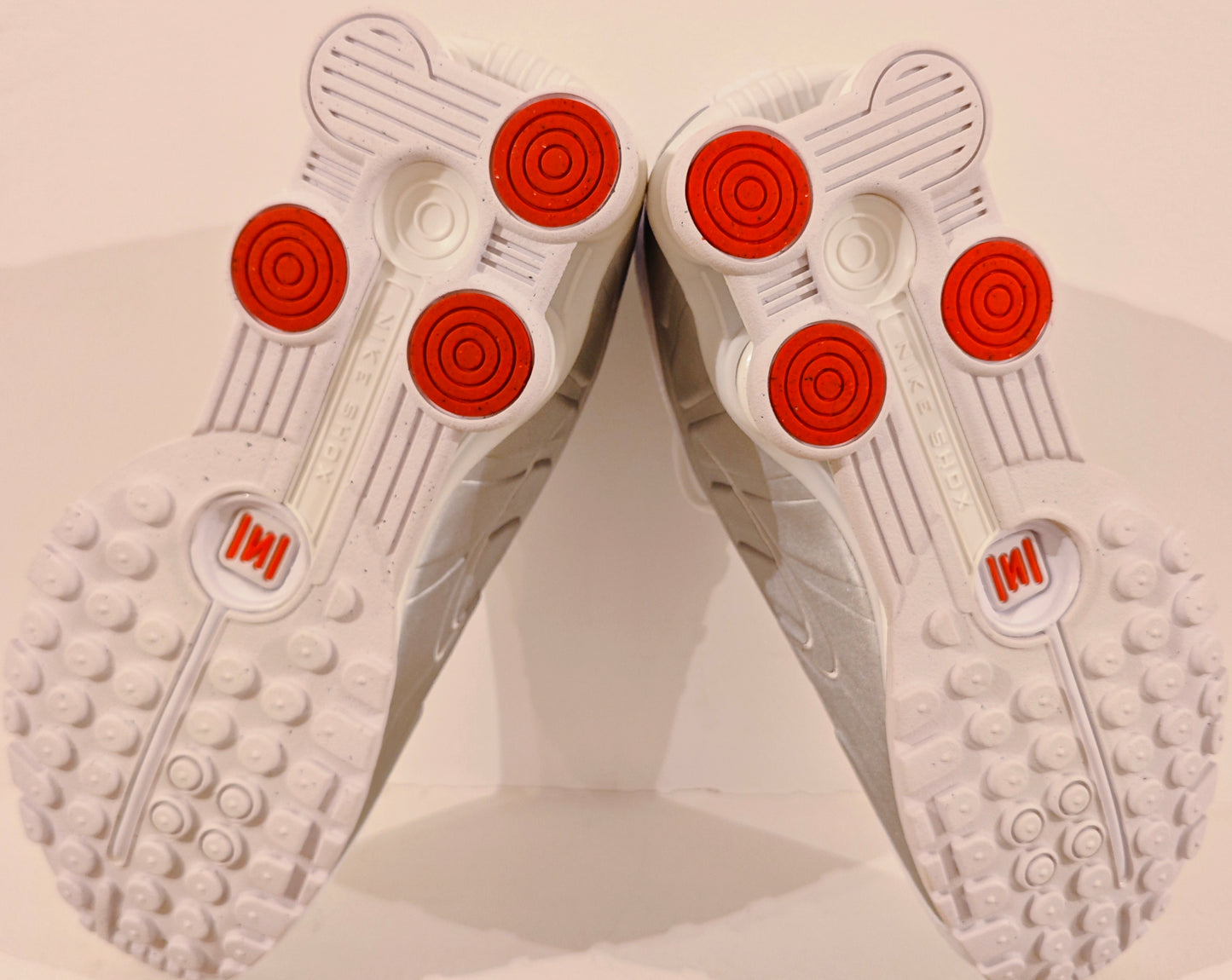 NIKE SHOW R4 SILVER