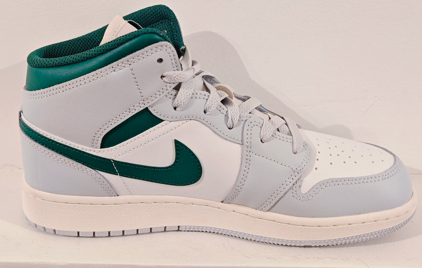 JORDAN 1 MID BLANC PUR PLATINUM PINE VERT